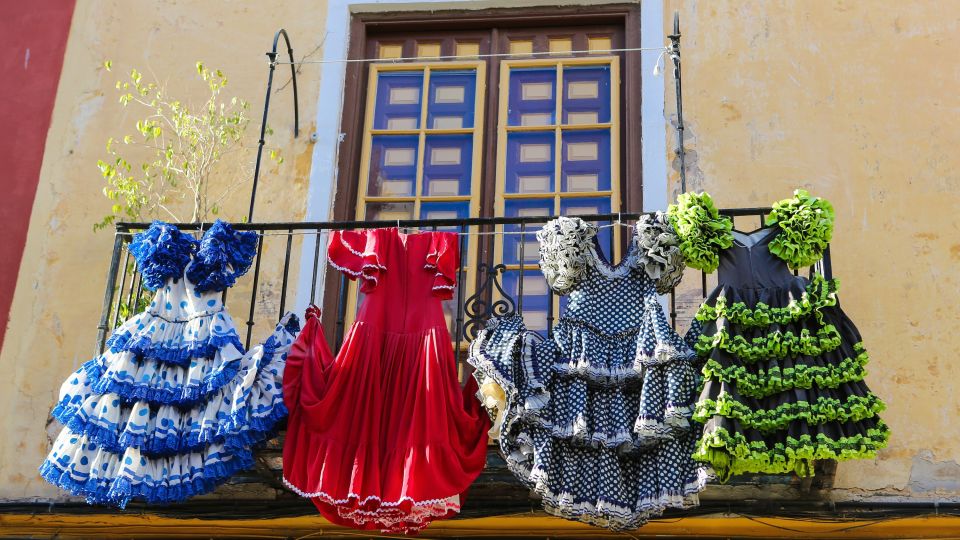 Traditionelle Flamencokleider an einem Haus in Malaga