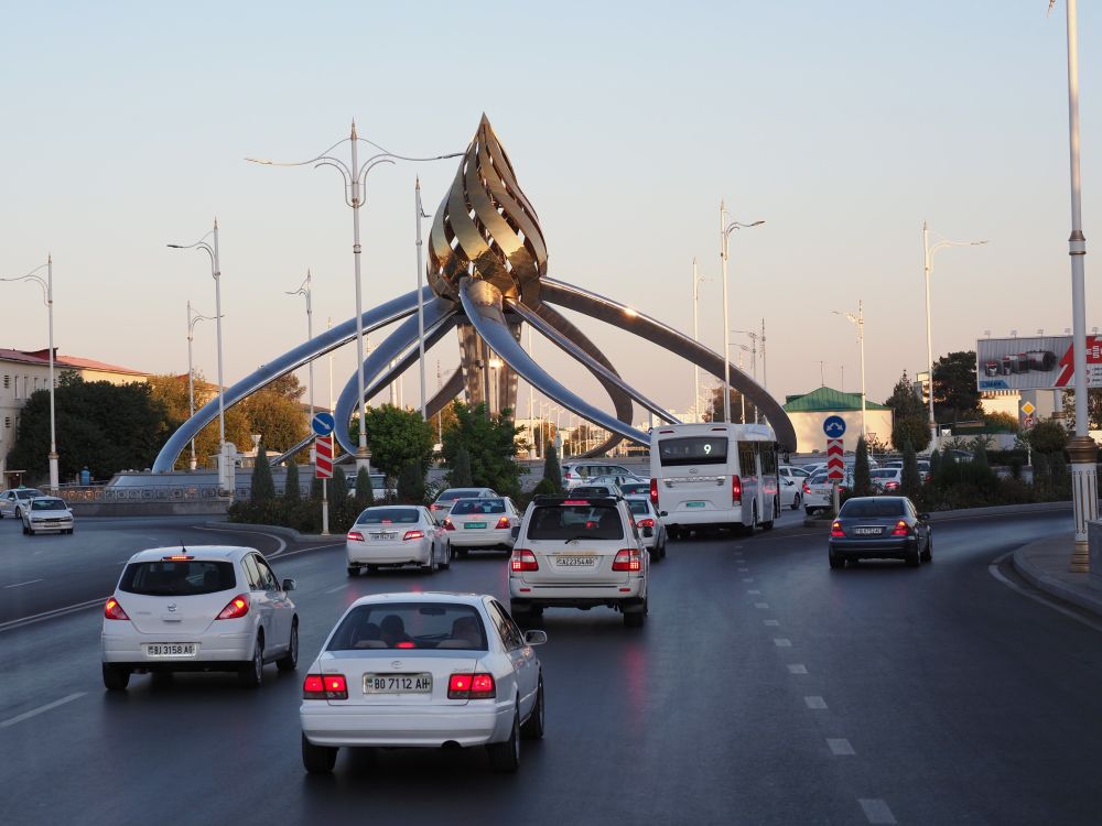 Skulpur in einem Kreisverkehr in Ashgabat