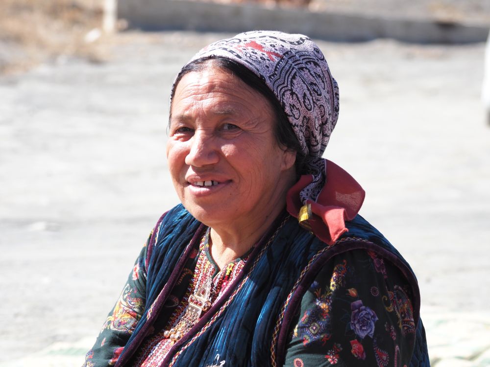 Turkmenin mit traditionellem Kopftuch