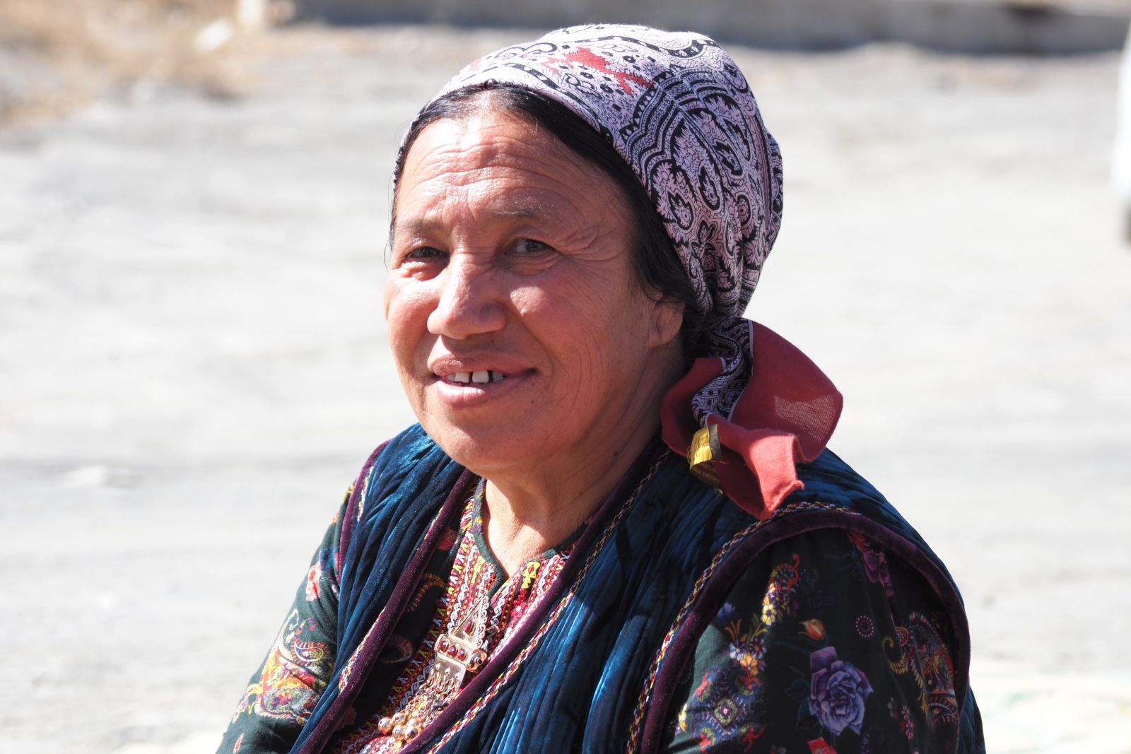 Turkmenin mit traditionellem Kopftuch