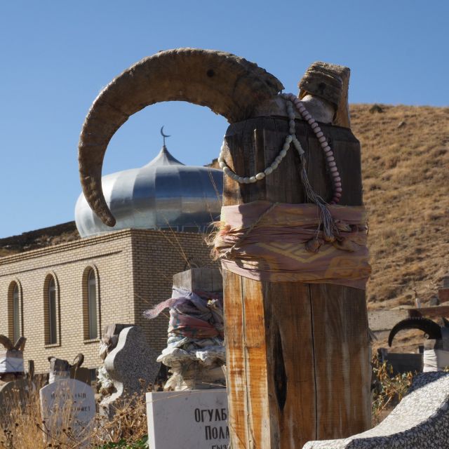 Auf dem Friedhof in Nohur tragen alle Gräber Gehörne von Bergziegen auf einem Holzpfahl