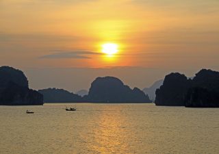 Sonnenuntergang in der Halongbucht  im Golf von Tonkin im Norden Vietnams