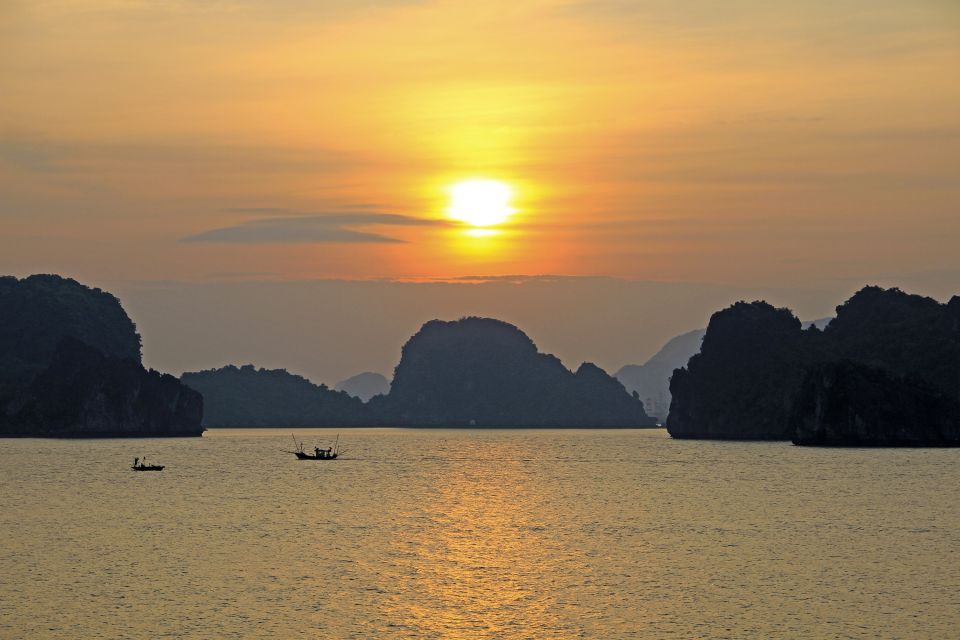 Sonnenuntergang in der Halongbucht  im Golf von Tonkin im Norden Vietnams