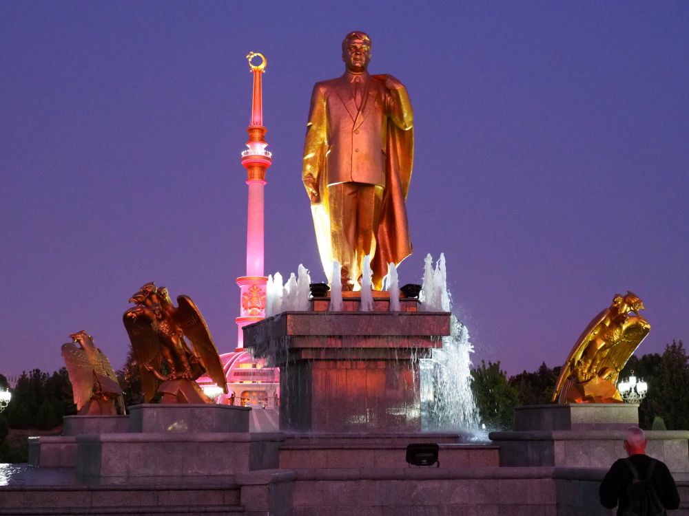 Das Unabhängigkeitsdenkmal mit Skulptur Turkmenbashis