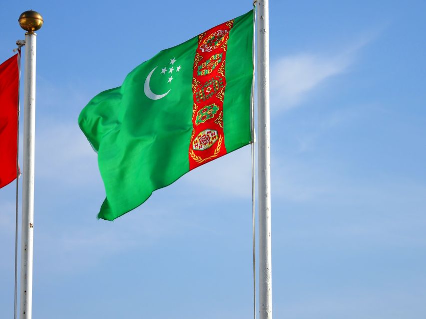 Die Nationalflagge von Turkmenistan mit den Wappen der fünf Welayats (Regionen)