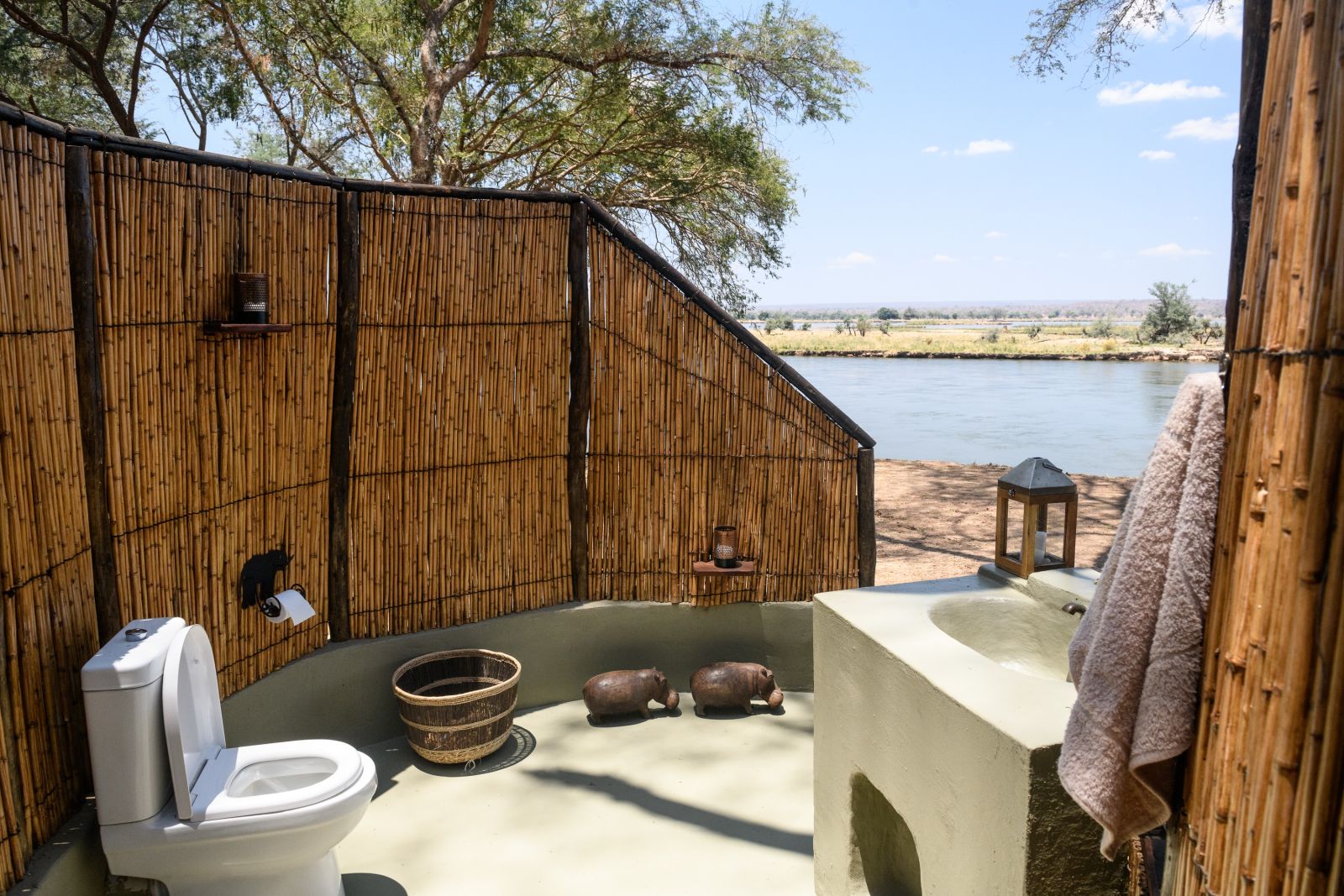 Stilles Örtchen mit fantastischem Ausblick: die Gästetoilette im Camp Old Mondoro, Lower-Zambezi-NP, Sambia