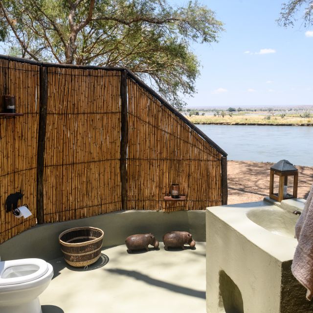 Stilles Örtchen mit fantastischem Ausblick: die Gästetoilette im Camp Old Mondoro, Lower-Zambezi-NP, Sambia
