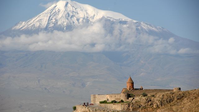 Auf einem Hügel, malersich vor dem Ararat gelegen, erhebt sich das Kloster Chor Virap.