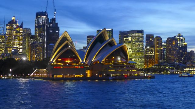 Blick auf Sydneys Oper in der Blauen Stunde