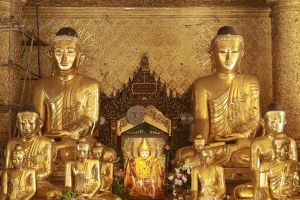 Buddhas in der Shwedagon-Pagode in Yangon