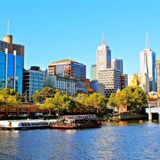 Blick auf Melbournes Skyline im Sonnenlicht