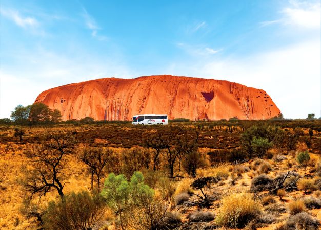 AAT Kings Busfahrt entlang des Uluru (Ayers Rock) © Diamir