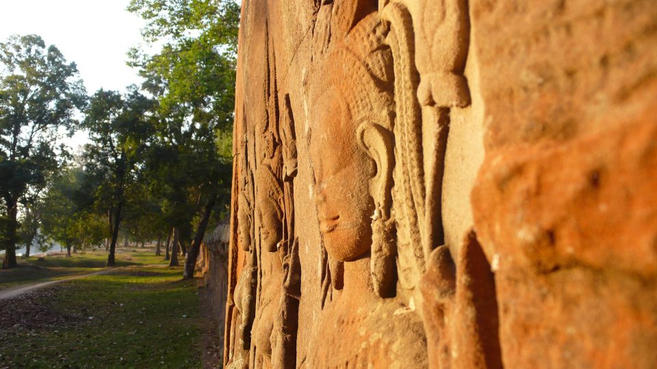 Außenmauer in der Nähe von Angkor Wat an einem Wassergraben