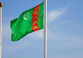 Die Flagge von Turkmenistan mit den Wappen der fünf Welayate