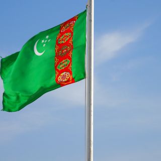 Die Flagge von Turkmenistan mit den Wappen der fünf Welayate