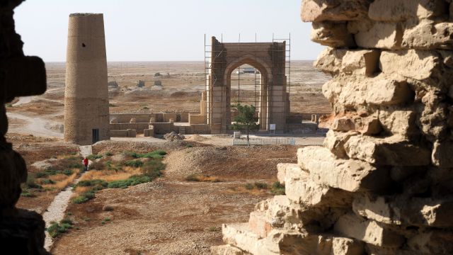 In Dekhistan sind noch zwei Minarette erhalten und ein Iwan wurde wiedererrichtet