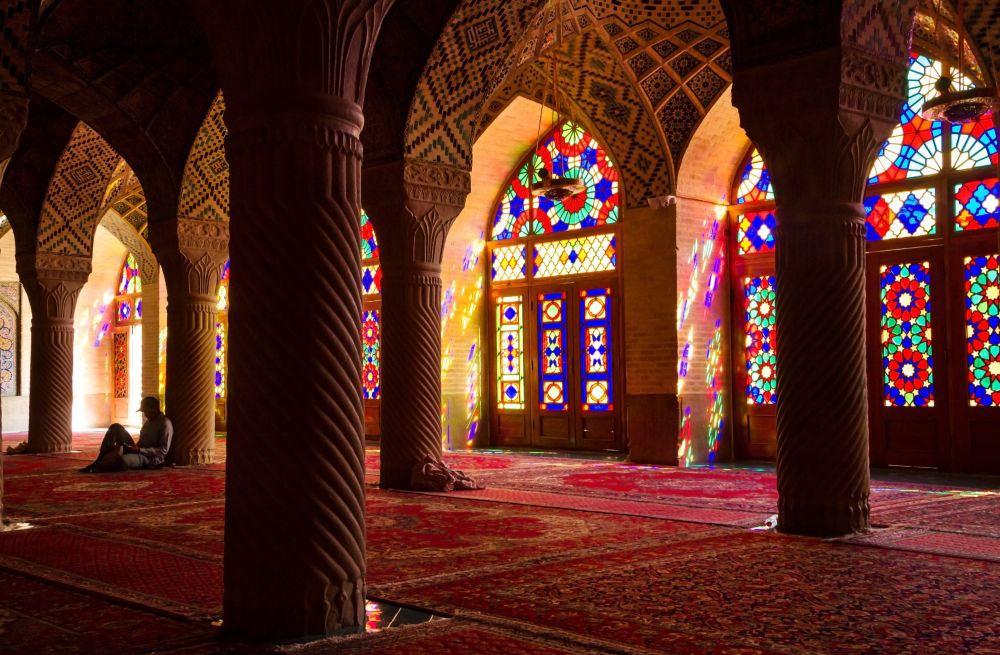 Die unverwechselbaren farbigen Fenster in der Nasir-ol-Molk Moschee in Shiraz