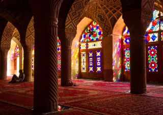 Die unverwechselbaren farbigen Fenster in der Nasir-ol-Molk Moschee in Shiraz