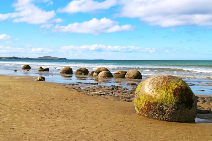 Die Moeraki Boulders sind ungewöhnlich große kugelförmige Konkretionen am Koekohe Beach auf der Südinsel Neuseelands. © Diamir