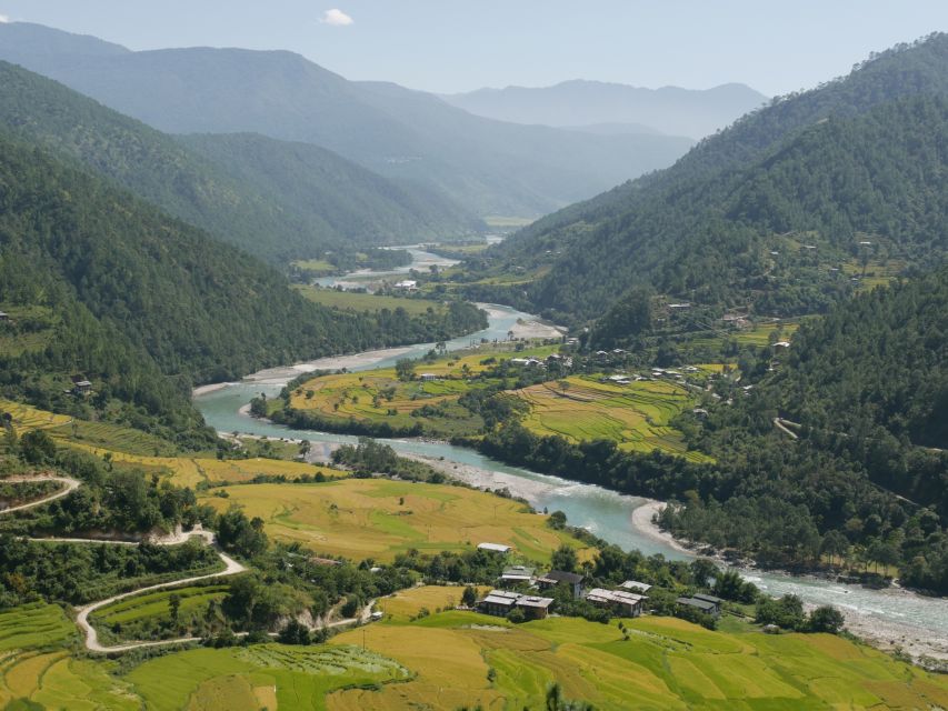 Blick auf den Fluss Mo Chuu und das Punakha Wangdue Tal