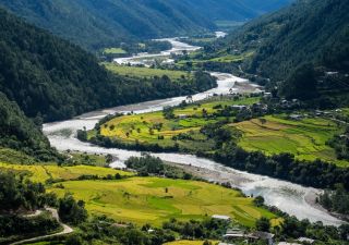 Blick auf den Fluss Mo Chhu und das Punakha Wangdue Tal