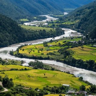 Blick auf den Fluss Mo Chhu und das Punakha Wangdue Tal