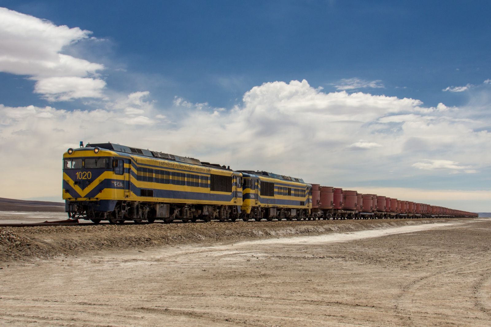 Güterzug mit Erzkonzentrat in der Atacama-Wüste