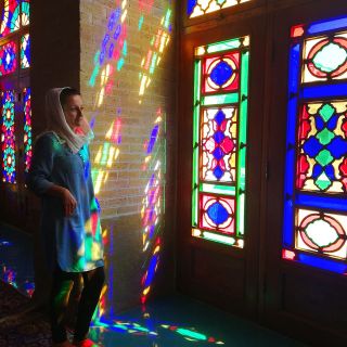 Portrait im Farbenspiel in der Nasir-ol-Molk-Moschee in Shiraz