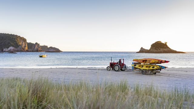Ein Traktor mit Kajaks am Strand