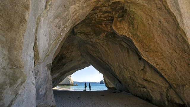 Ein Felsbogen in der Cathedral Cove, eine Bucht am Strandabschnitt der Mercury Bay der Coromandel-Halbinsel der Nordinsel Neuseelands