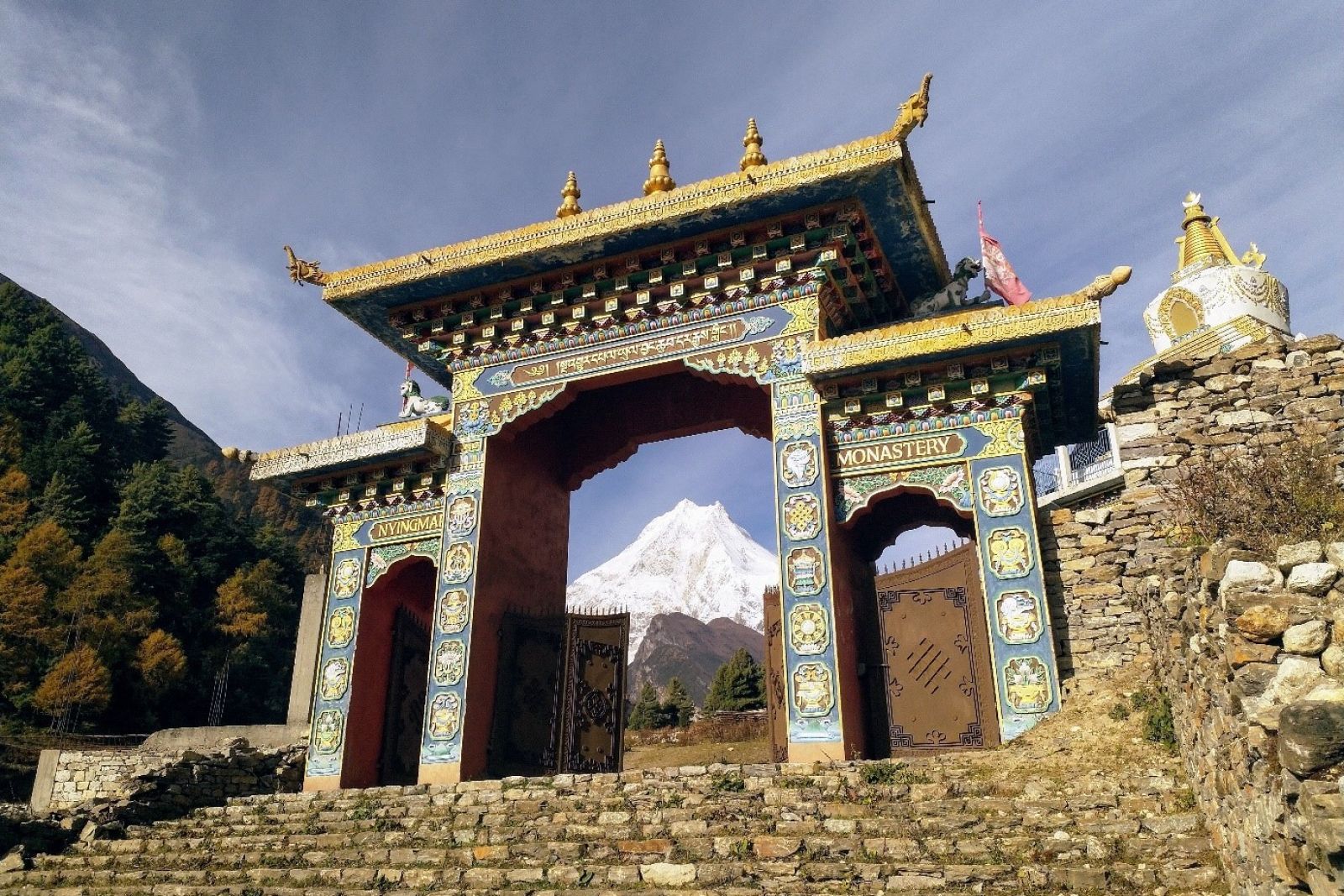 Tor zum Kloster Ribung in Lho – im Hintergrund der mächtige Manaslu