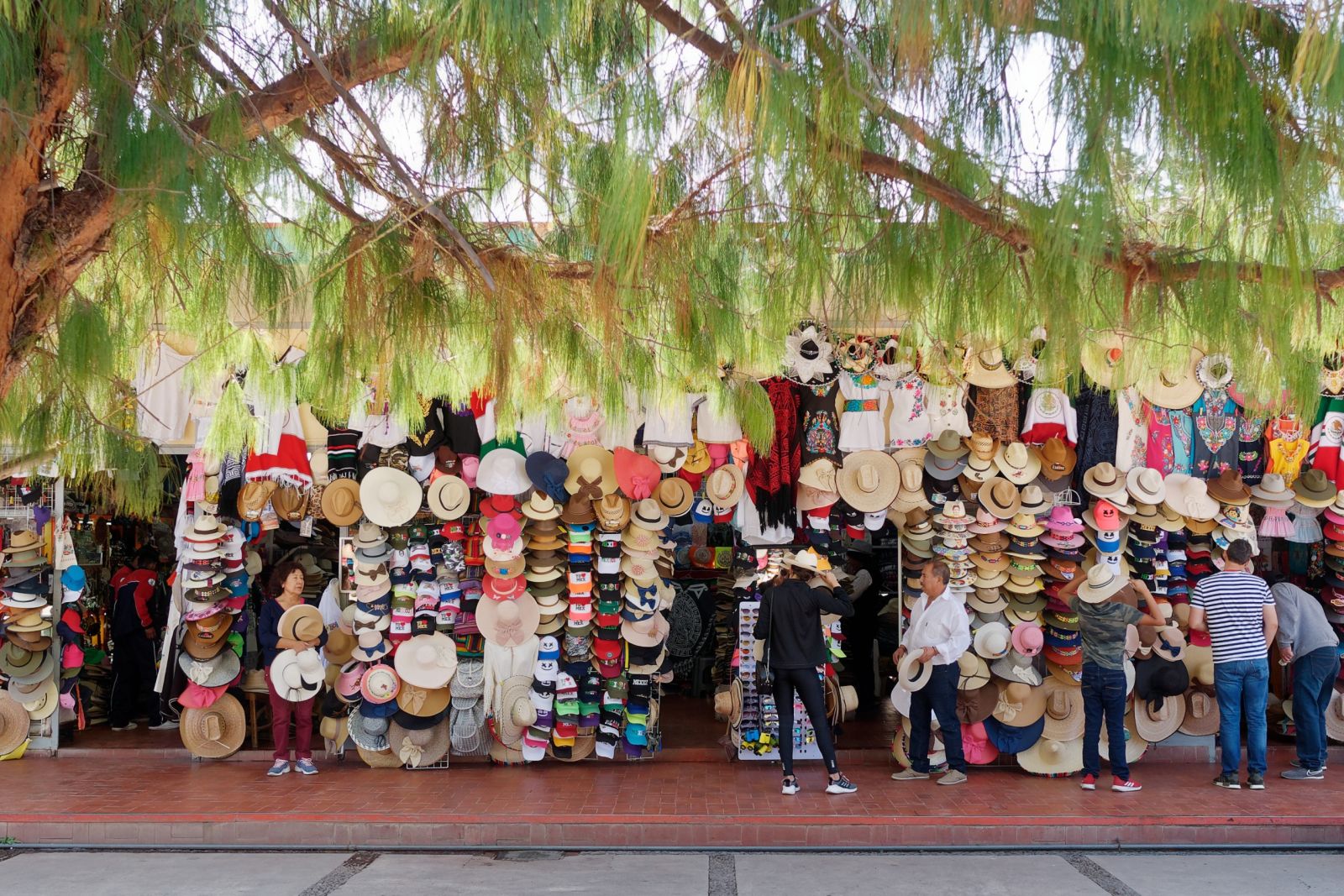 Viele Hüte schützen im heißen Mexiko Stadt vor der Sonne.