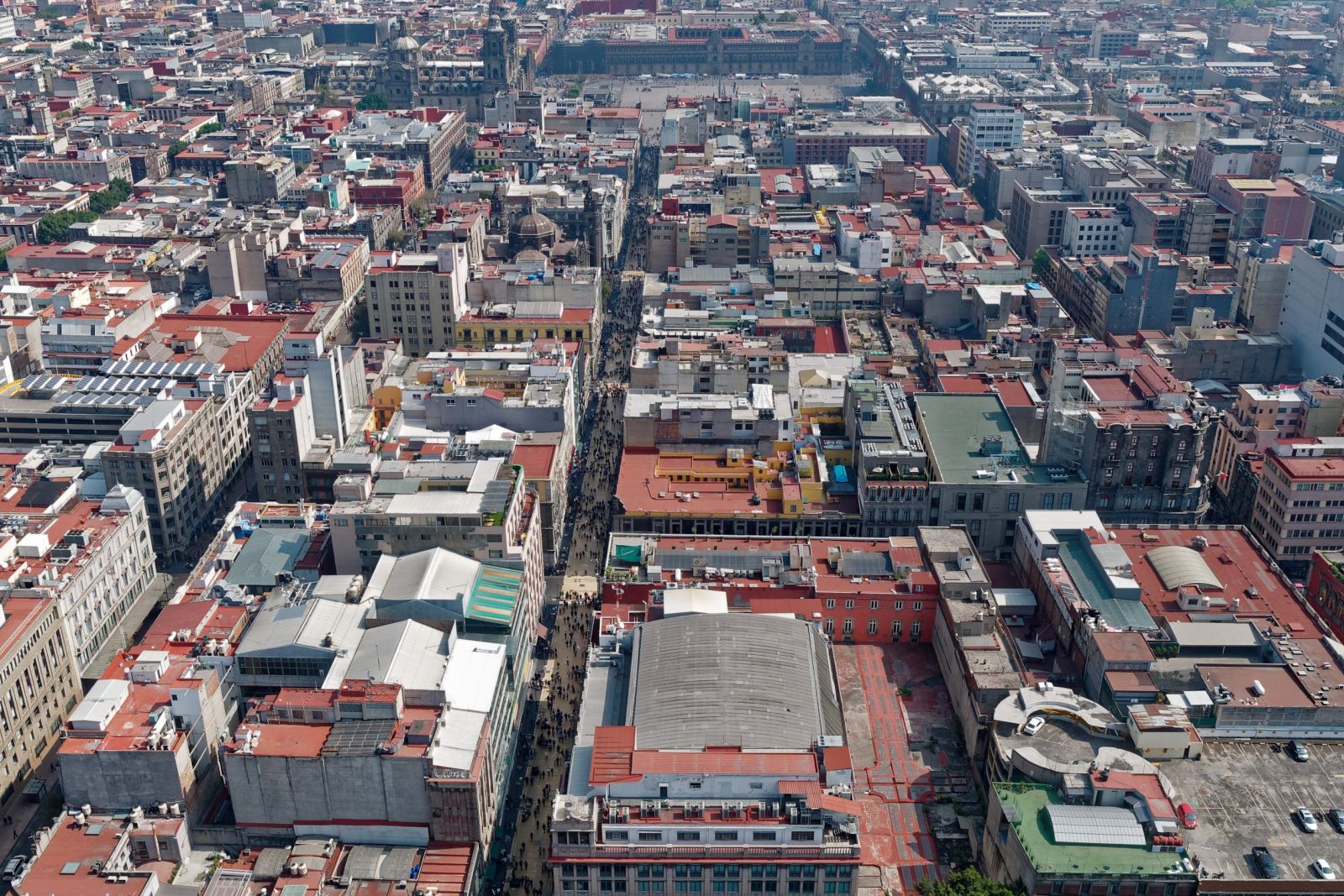 Mexiko Stadt und die belebte Fußgängerzone von oben.