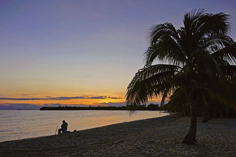 Traumhafte Abendstimmung am Strand von Placencia – ein Einheimischer nutzt die ruhige Gelegenheit für den Fischfang