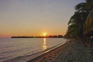 Traumhafter Sonnenuntergang am karibischen Strand.