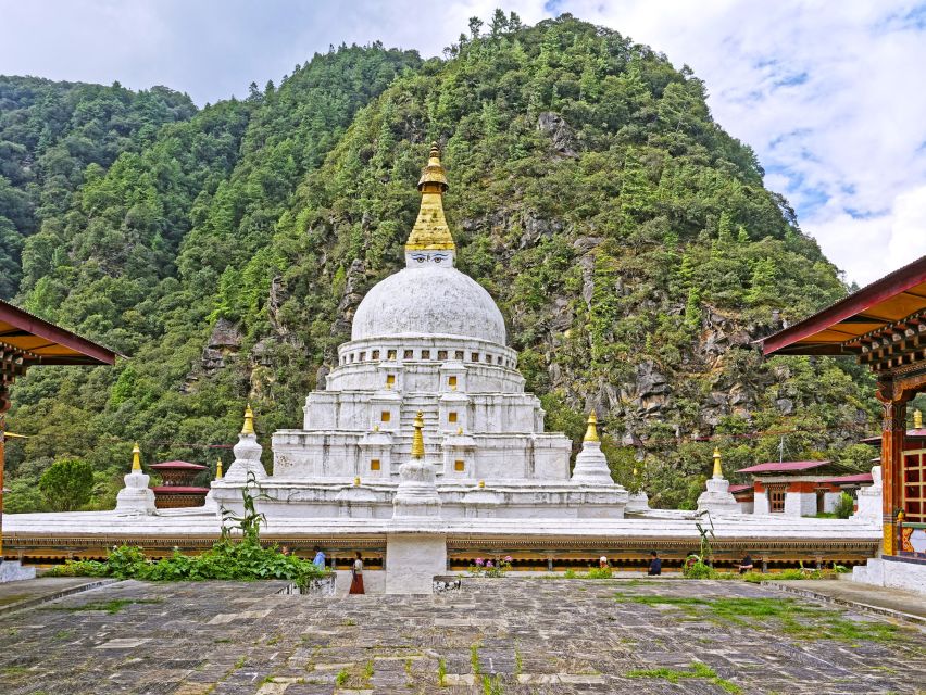 Stupa Chörten Kora in Trashi Yangtse
