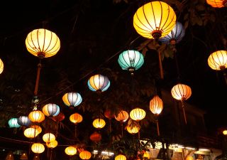 Bunte Lampions über den Straßen von Hoi An