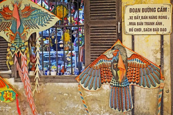 Traditionelle Drachen an einem Laden in Hoi An © Diamir