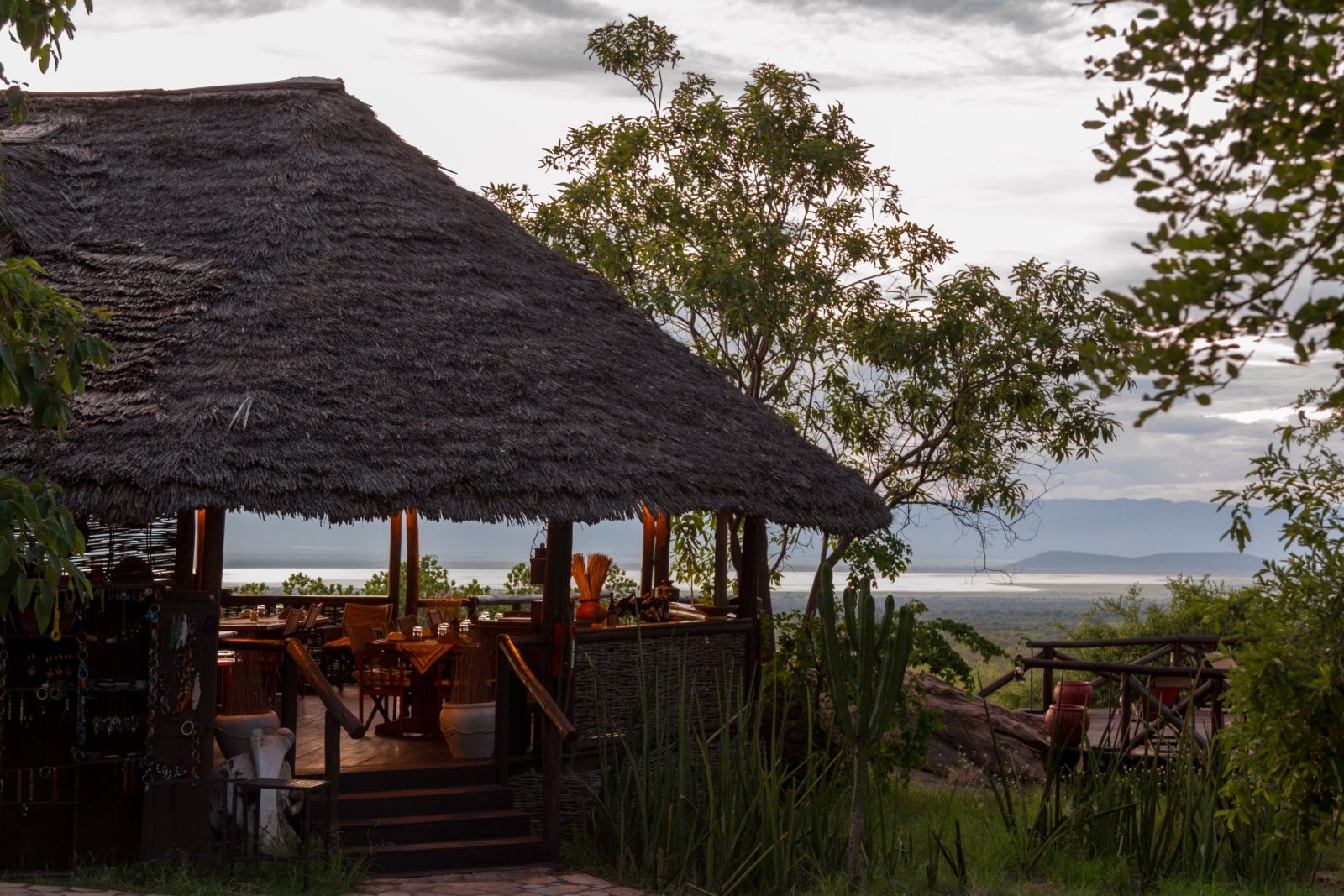 Restaurant im Maweninga Camp im Tarangire-Nationalpark mit Blick