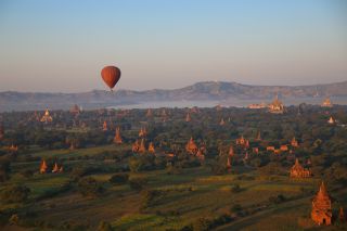Ballonfahrt über das Tempelfeld von Bagan