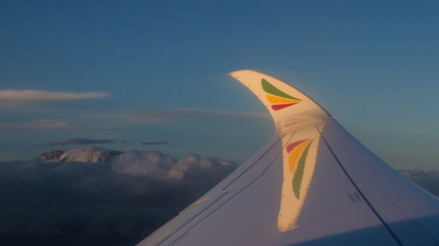 Vom Flugzeug aus hat man den besten Blick auf den schneebedeckten Kilimanjaro