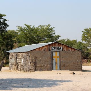 In einem der vielen traditionellen Dörfern im hohen Norden Namibias nehmen wir das Besuchsangebot in dieser kleinen Kirche an.