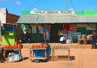 Auch links und rechts des Weges gibt es in Sambia einiges zu entdecken – wie diesen typischen bunten Marktstand nahe des Kafue-Nationalparks.