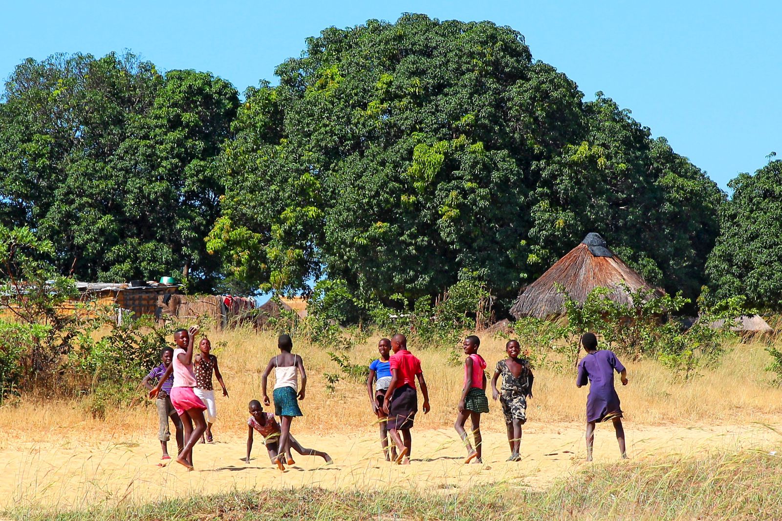 Das Leben im ländlichen Sambia findet wie so oft im Freien statt, wie hier in der Nähe von Kaoma in Westsambia.