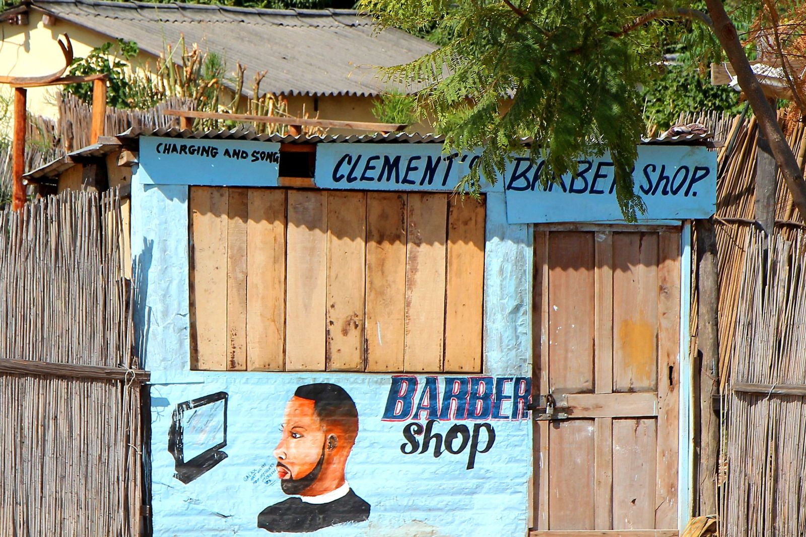 Praktischerweise kann man in diesem Friseurladen in Mongu auch seine Mobilgeräte gleich aufladen – nur nicht an unserem Ankunftstag.
