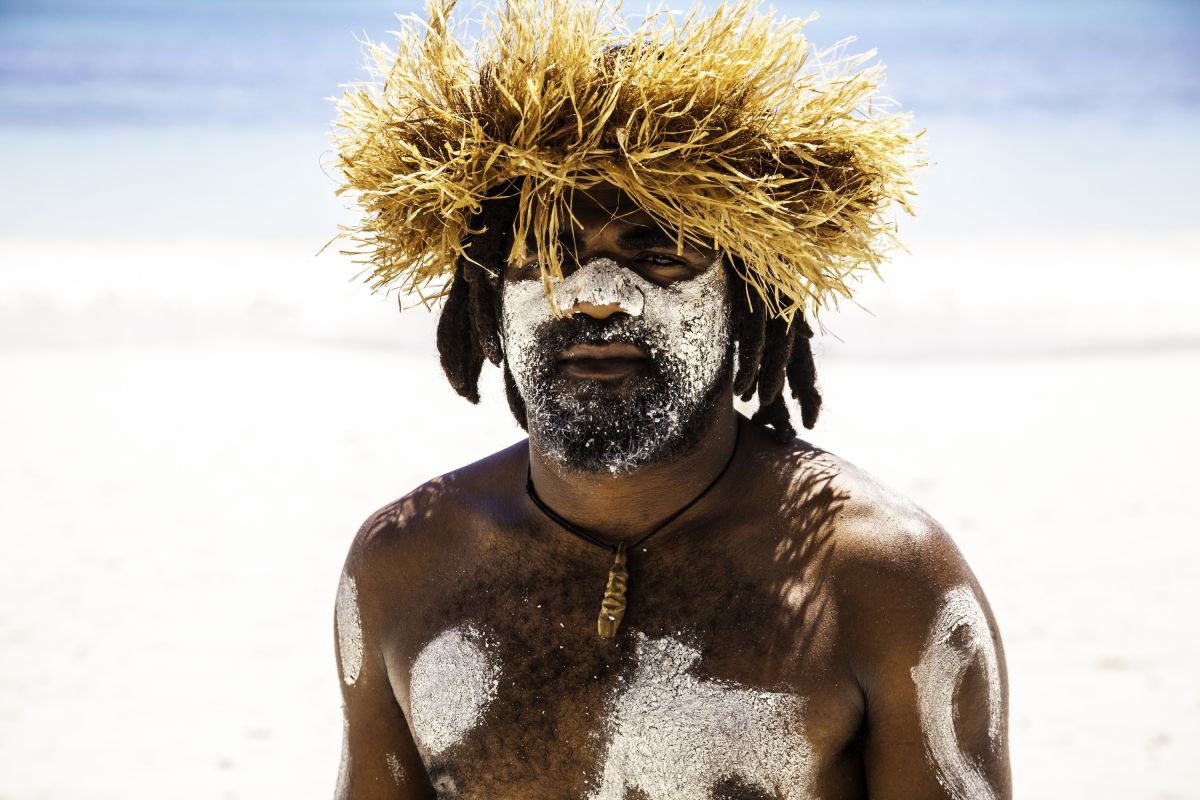 Ureinwohner Neukaledoniens geschmückt zum Tanz