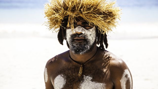 Ureinwohner Neukaledoniens geschmückt zum Tanz