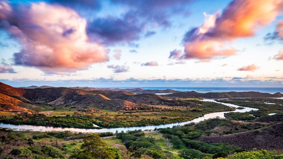 Szenischer Sonnenuntergang über Neukaledonien