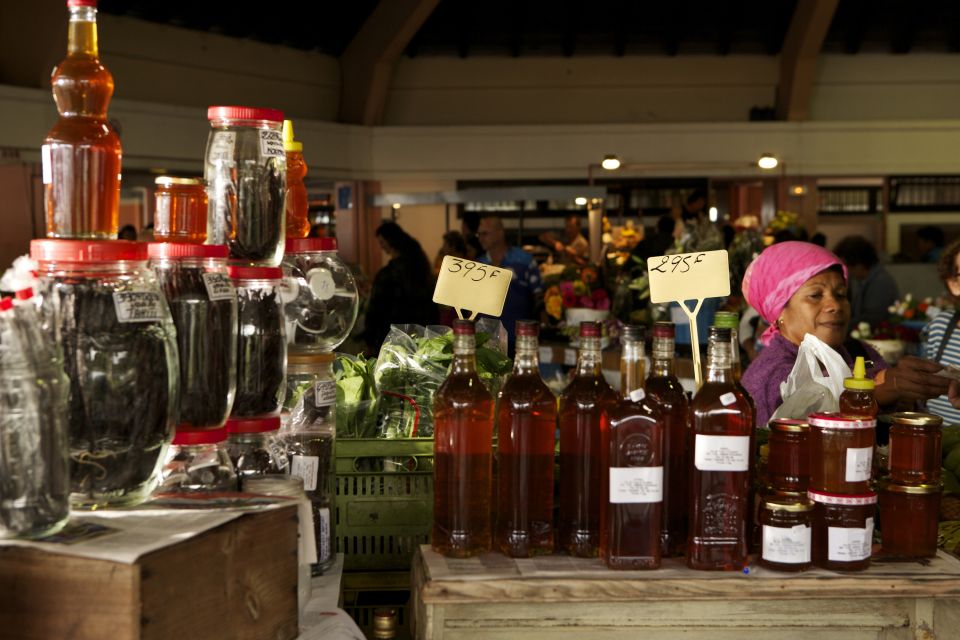 Flaschen voller Honig auf dem Markt von Noumea