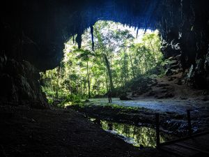 Höhle auf der Ile de Pins